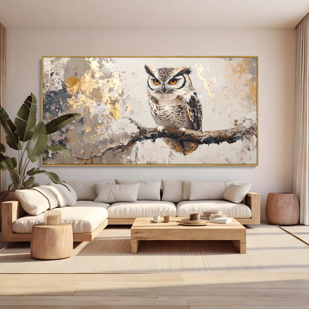 Tablou canvas cu tablou canvas cu bufnita pe ramura, in rama de aluminiu auriu, pe perete intr-un living